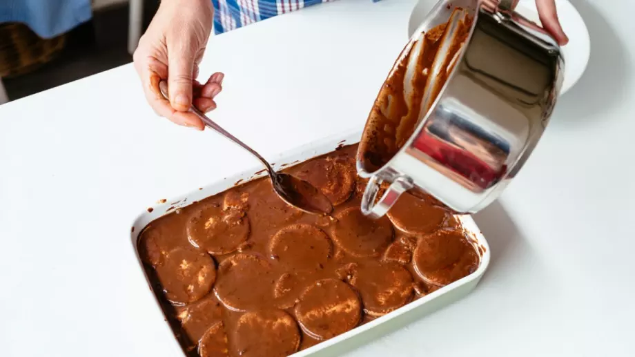 Бисквитена торта с фъстъчено масло