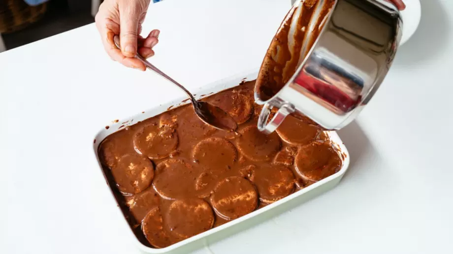 Торта с шоколад, бисквити и орехи