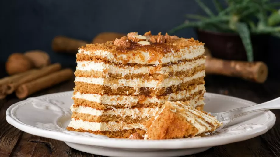 Сладкиш с ябълки и бисквити