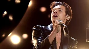 Хари Стайлс позира в разкошни рокли за корица (СНИМКИ)