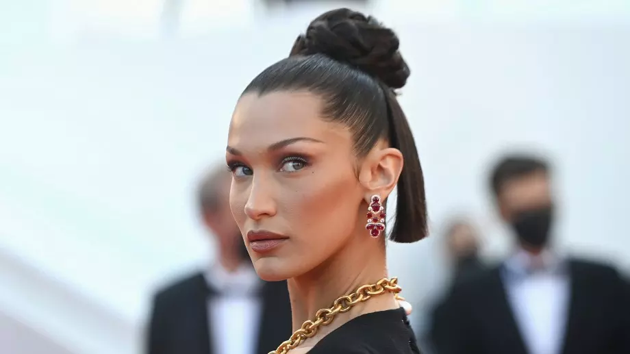 Бела Хадид дефилира с първа по рода си рокля в Париж (ВИДЕО)