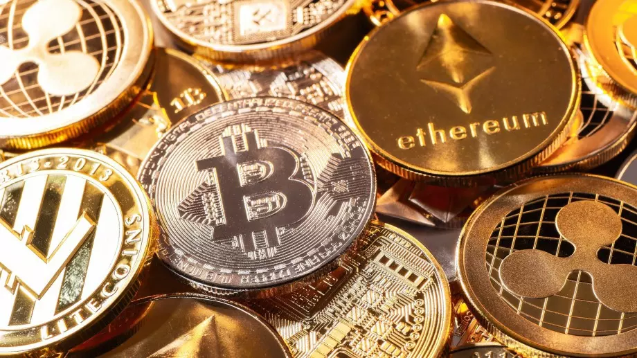 Криптовалутите поеха надолу след пиковите стойности в началото на годината