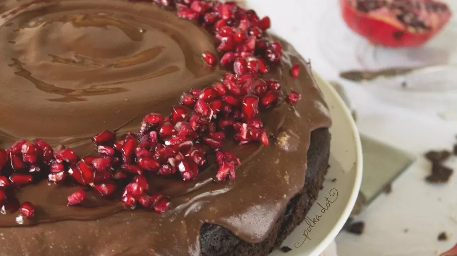 Абсолютното изкушение: Тройно шоколадова торта с нар