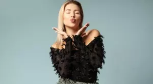 Хит тренд: Как да носите рокля с пера