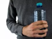  Какво се случва, когато пием вода от пластмасов съд 