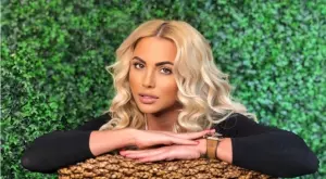 Вижте коя е поп-фолк певицата с най-голям бюст   