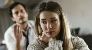 Момиче, време е да си тръгнеш от човека, който винаги те поставя на второ място