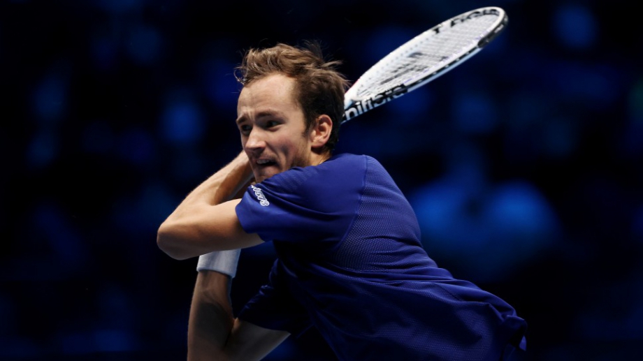 Световният №2 Даниил Медведев спечели първия 1 2 финал от срещу №8