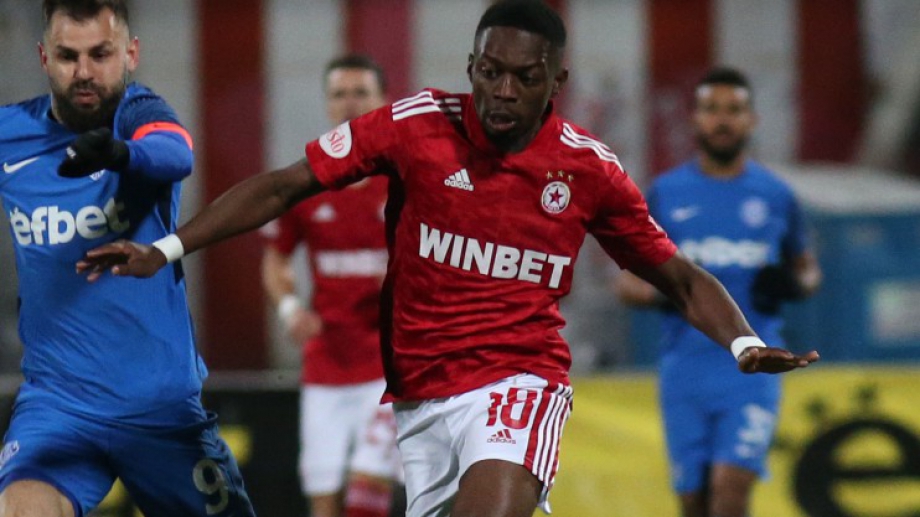 Левият бек на Брадли Мазику беше избран за играч на