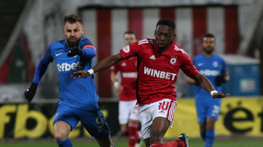 Левият бек на Брадли Мазику най вероятно ще си тръгне като