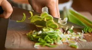 Задушен праз лук със сирене