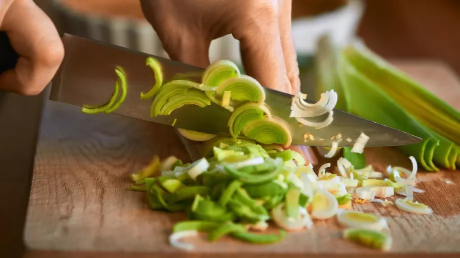 Задушен праз лук със сирене