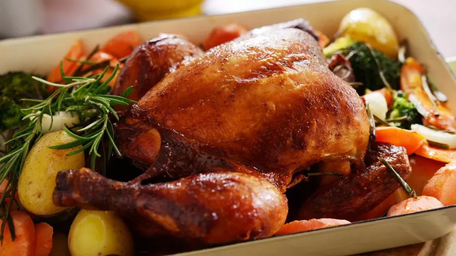 Пиле със зеленчуци, задушено във фурна