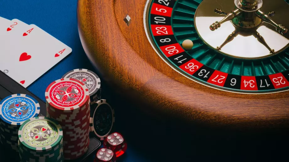 Виц за днес: Блондинка се съблякла в казино