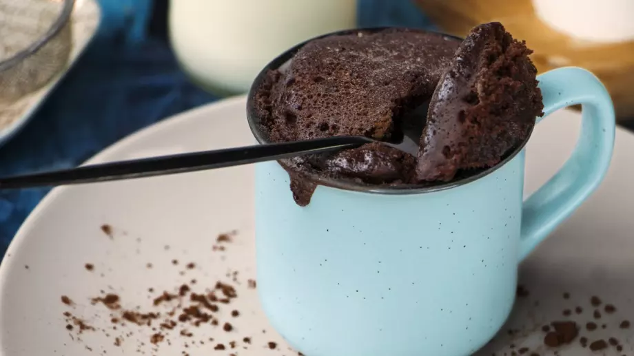 Шоколадово кексче в чаша, което се пече само 1 минута