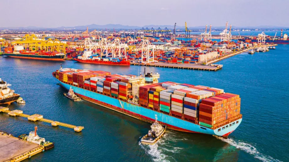 Корабният гигант Maersk спира превозите до Русия