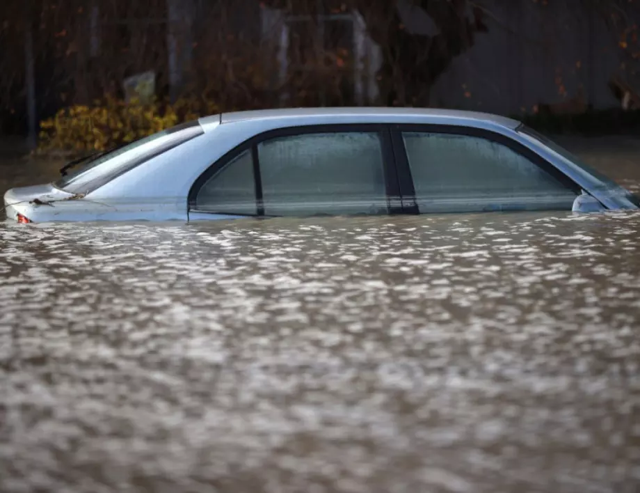 Двама души се удавиха, хванати в капан в кола след наводнение в Албания