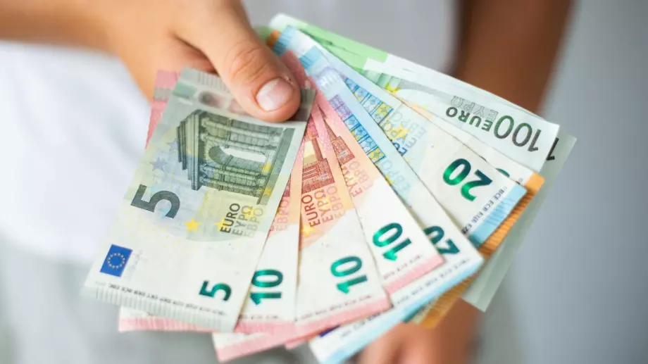 Почти изчезнаха парите, изпращани у нас от българи в чужбина