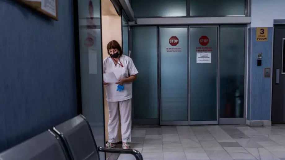 Виц на деня: Стрина Кина лекува младеж в болницата във Враца