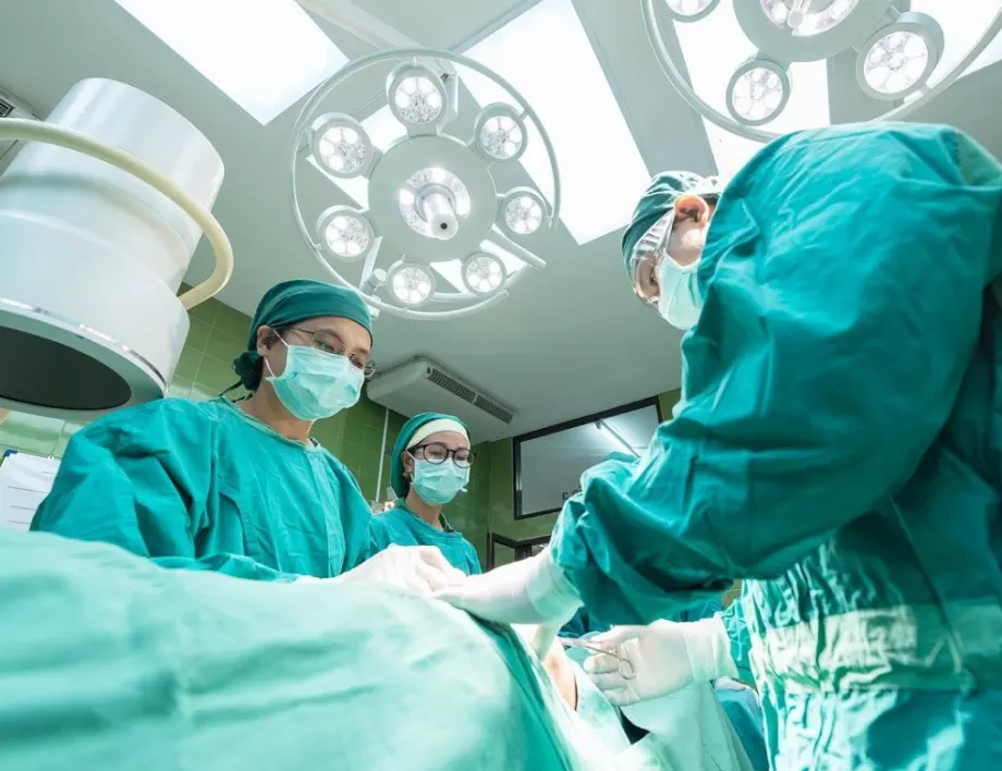 Човекът с трансплантирано свинско сърце седем пъти наръгал с нож мъж преди години