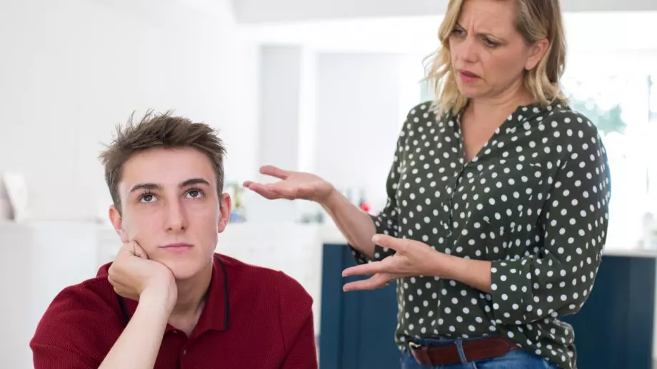 Притча за майката, която съсипала сина  си с грижа