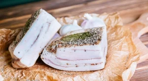 Съставката, която опитните домакини добавят при осоляване на сланината и тя винаги се топи в устата