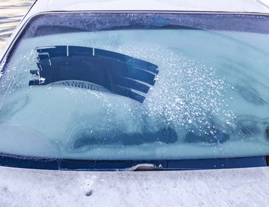 Най-лесният начин да се отървете от леда по прозорците на автомобила