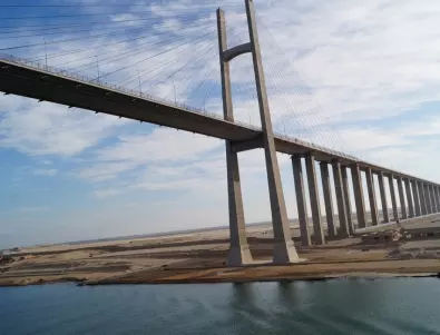Най-големият подвижен мост в света над Суецкия канал бе успешно тестван (ВИДЕО)