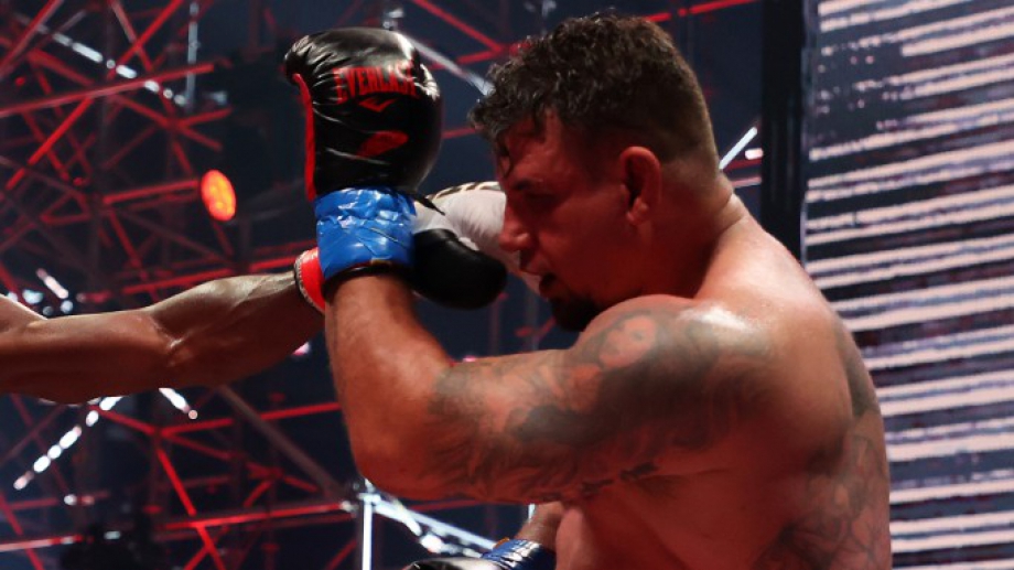 Двукратният шампион в сериите UFC Франк Мир отнесе сериозни удари