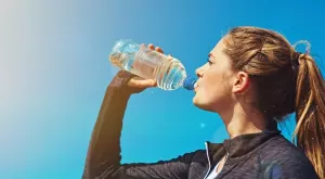 Защо бутилираната вода има срок на годност?