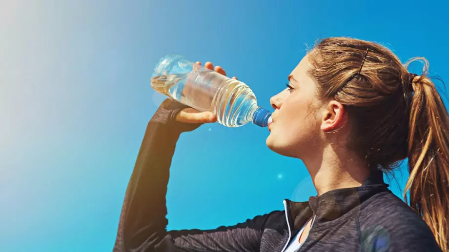 Защо бутилираната вода има срок на годност?