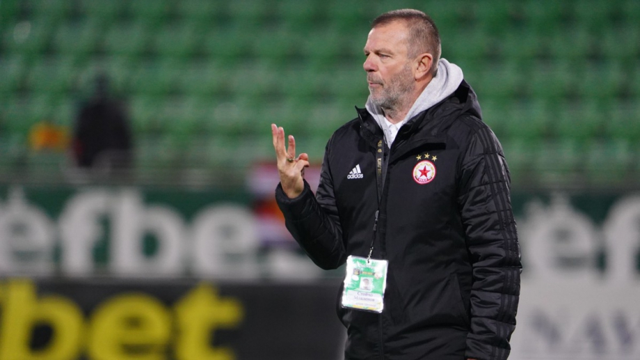 Треньорът на Стойчо Младенов сподели че няма притеснения относно забраната