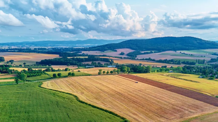 Достигат ли европарите до реално работещите земеделци?