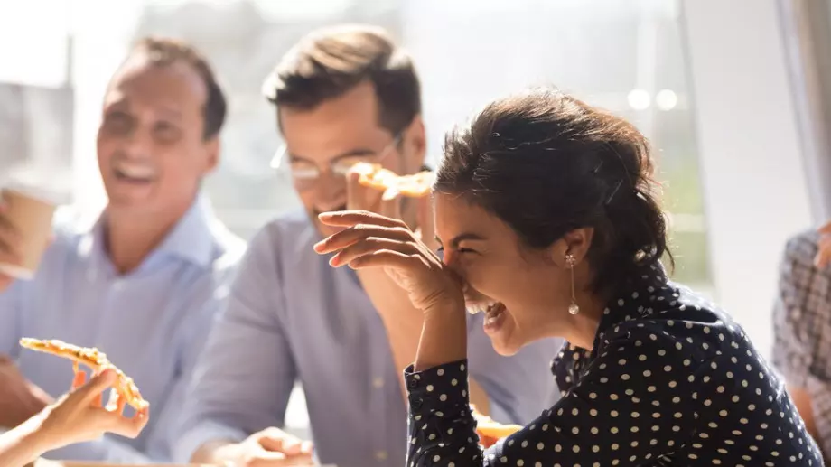 Виц за добро утро: Влиза секретарка при шефа