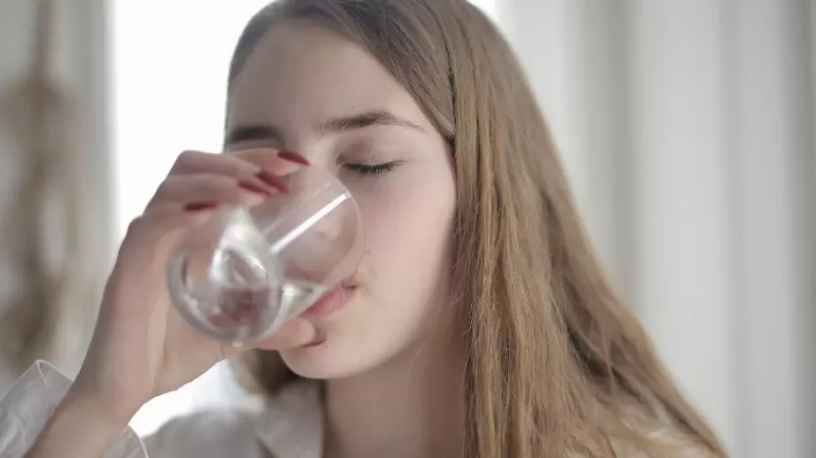 Лекари посочиха лесен симптом, които показва, че тялото ви е дехидратирано