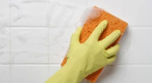 Фугите на плочките в банята ще станат като нови, ако ги почистите с това