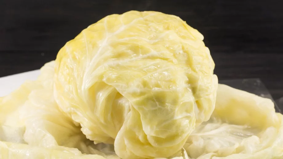 Бабите слагат киселото зеле в точно определен момент и то винаги става перфектно