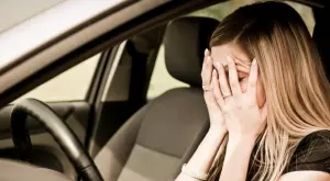 Женски виц за 16 юли 2023: Блондинка кара на кръгово 