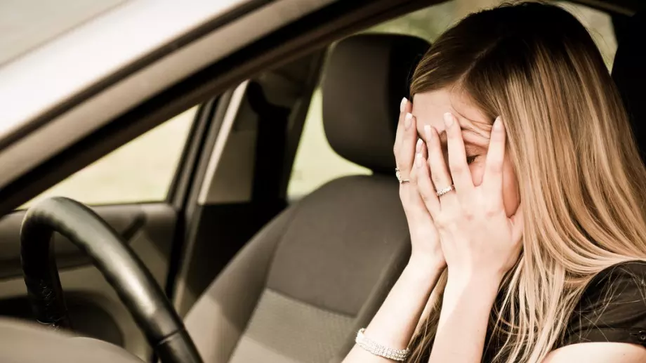 Женски виц за 16 юли 2023: Блондинка кара на кръгово 