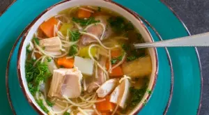 Защо пилешката супа е истински лек при болести