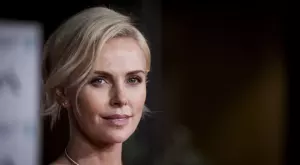 Ето как изглежда Чарлийз Терон на 46 и по бански (СНИМКИ)