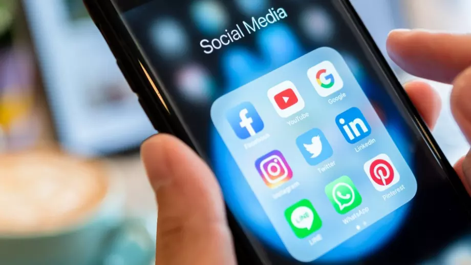 ЕК настоява социалните мрежи да имат екипи, работещи на всички европейски езици