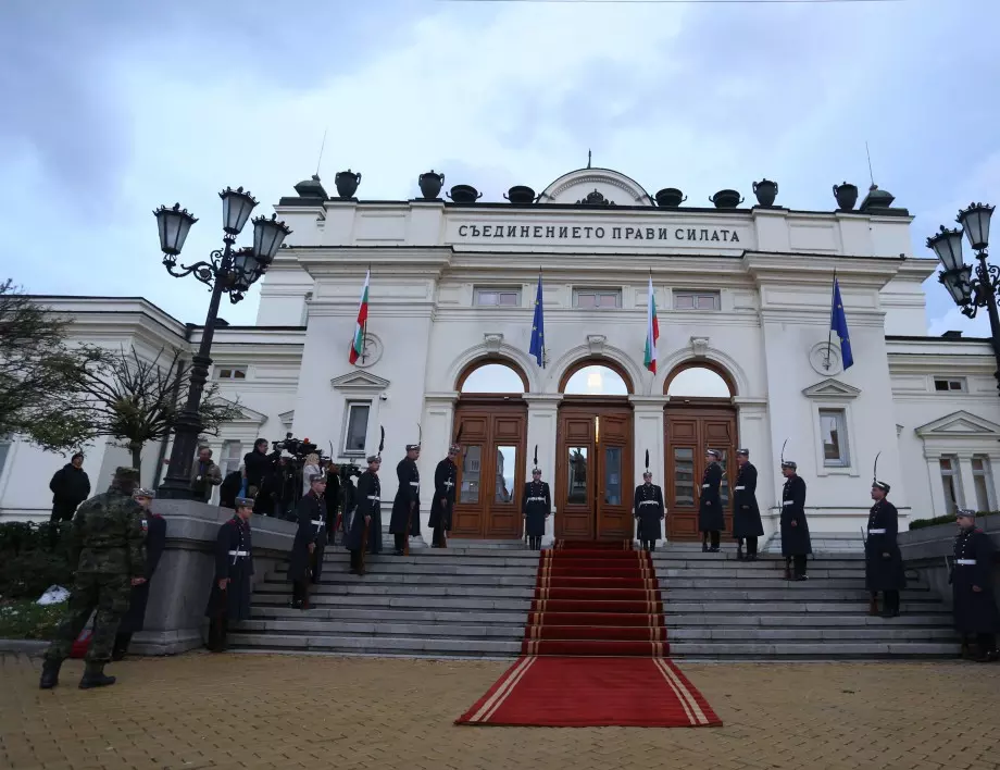 ВМРО: Зеленият сертификат не важи за депутати. Те с какво са по-различни от обикновените хора?