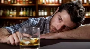 Виц на деня: Мъж се прибира пиян при жената и детето си