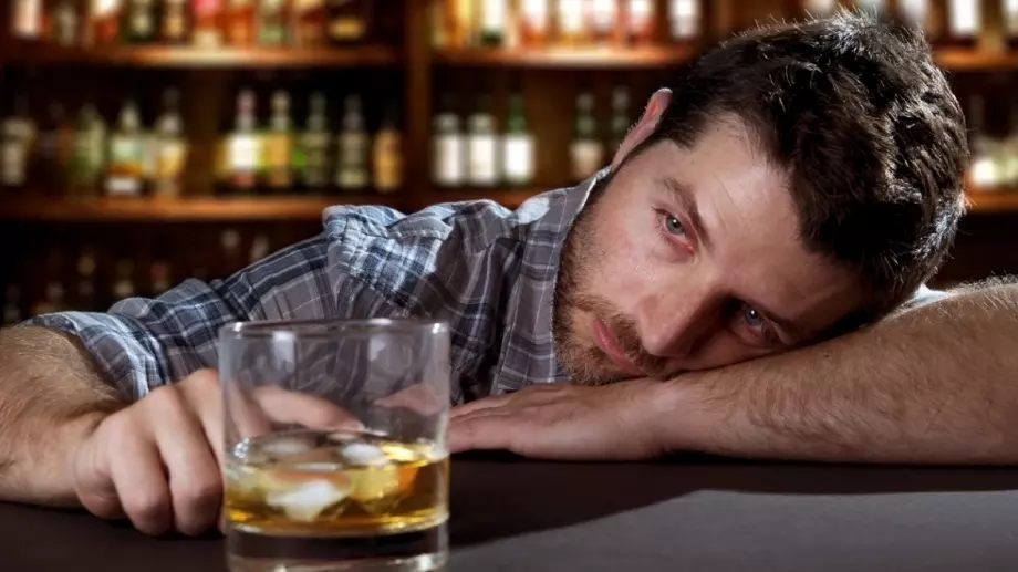 Виц на деня: Мъж се прибира пиян при жената и детето си