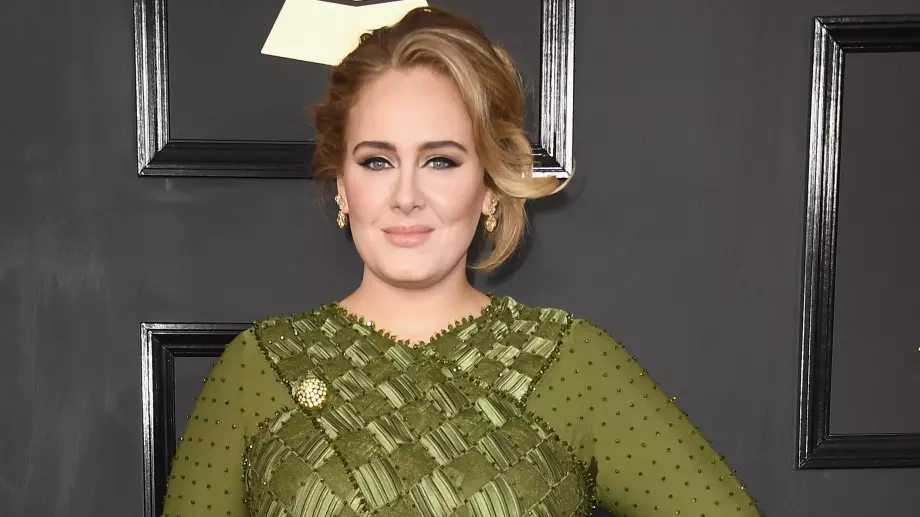 Адел показа как изглежда без и с грим. За целта