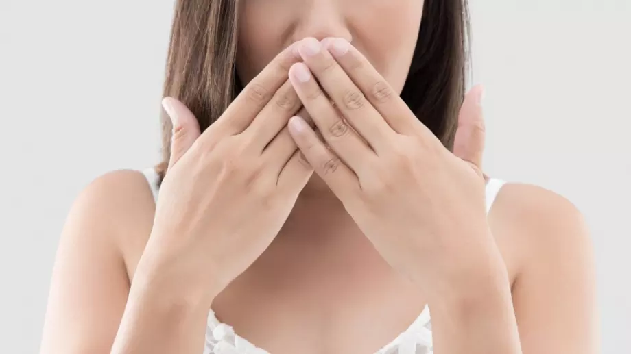 Това причинява лошия дъх в устата ни, но има трикове, с които да го накараме да изчезне