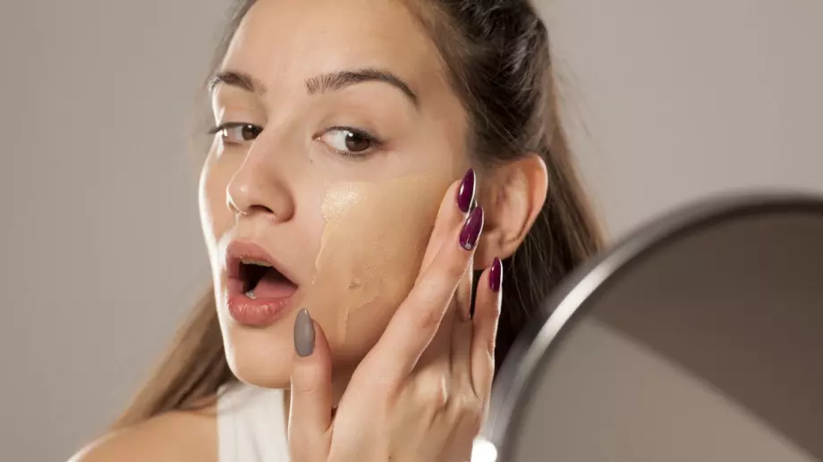 Как да нанасяте фон дьо тен, така че да изглежда естествено