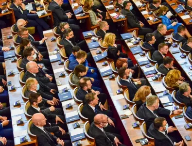 Депутатите решават за Временна комисия за промени в конституцията 