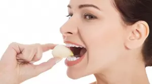 Поставете скилидка чесън в устата си за няколко минути и ще бъдете изненадани от това, което ще се случи   